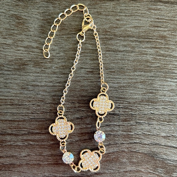 Trendy Gold Clover Bracelet with Crystal Accents - Picture 5 of 7